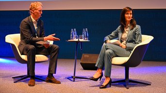 EU Commissioner Mariya Gabriel sitting at the TUM Audimax with Felix von Stumpfeldt from the TUM Speakers Series