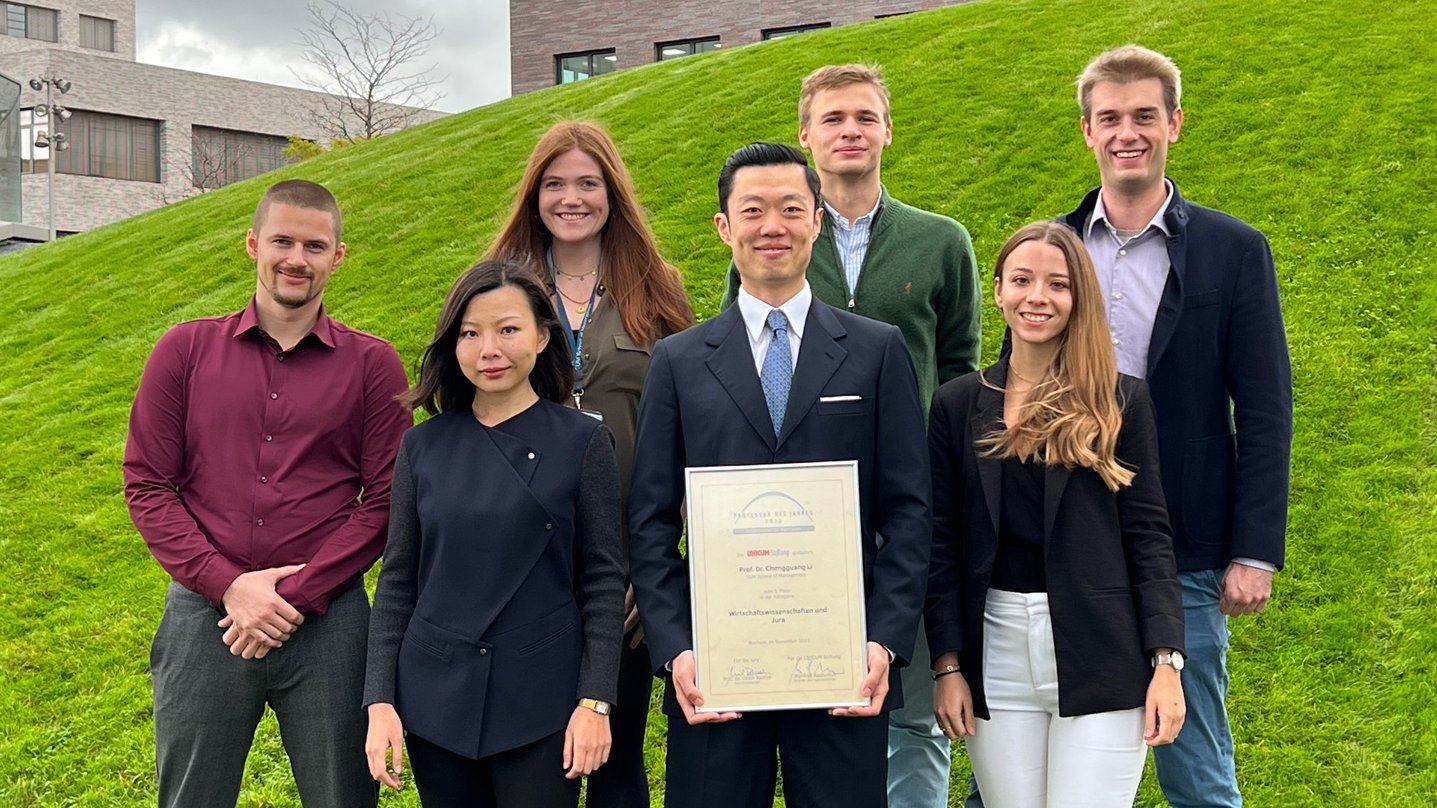 Prof. Li receiving the Professor of the Year Award