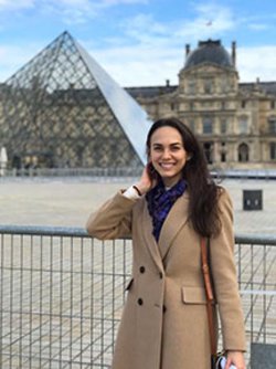A young latin woman in front of the Louvre