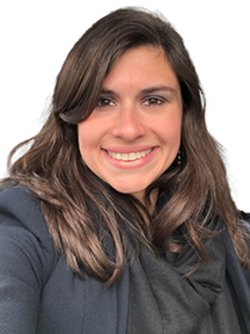 maiara sabioni wearing blue blazer and smiling