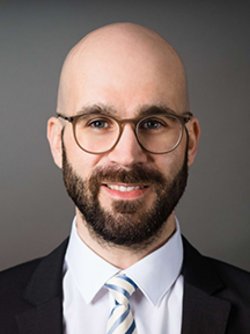 andreas heeg a beard man with glasses smiling 