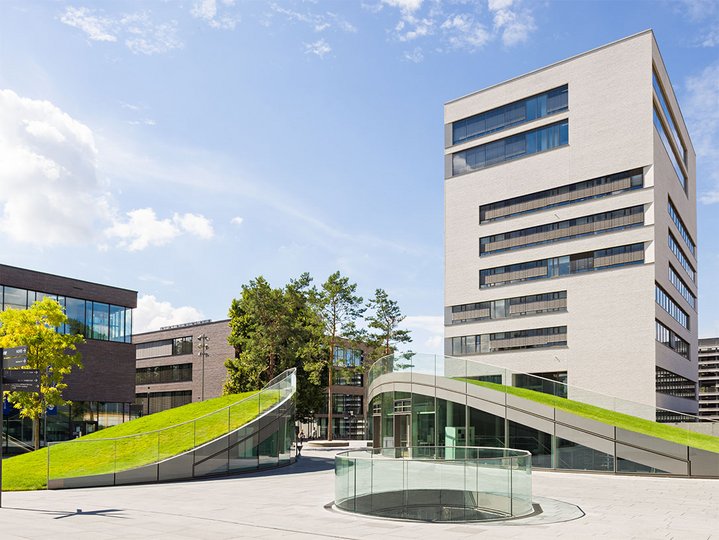 Outside view of a tall, white building, the so-called L-building, at TUM Campus Heilbronn.
