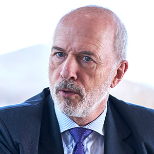 Headshot of Carl-Peter Forster, a midle-aged man in a suit on a light background.