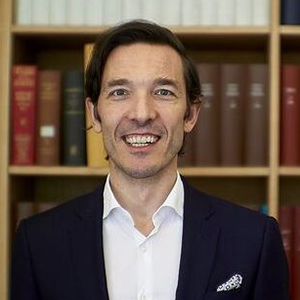 Prof. Dr. Headshot of Prof. Jürgen Ernstberger, a middle age man smiling on a simple white background.
